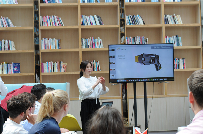 牛津大學劍橋大學的師生一行到訪壹零壹工業設計公司總部